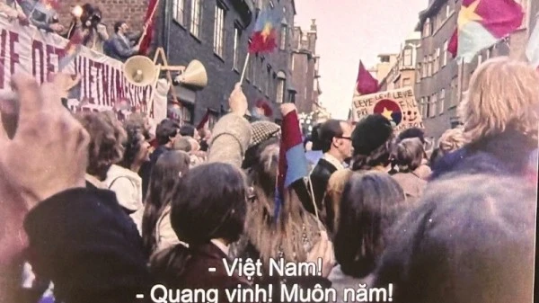 Hình ảnh người dân Thụy Điển xuống đường hô vang khẩu hiệu “Việt Nam – Quang vinh! Muôn năm!” trong phim tài liệu “Chiến thắng của Việt Nam”.
