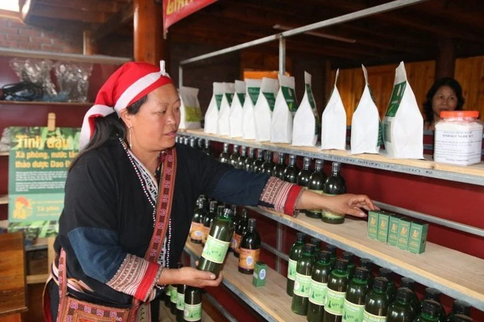 Chị Tần Tả Mẩy và các thành viên trong HTX sản xuất và bán ra thị trường những bộ sản phẩm đóng gói, tiện sử dụng, phù hợp nhu cầu tiêu dùng hiện đại.