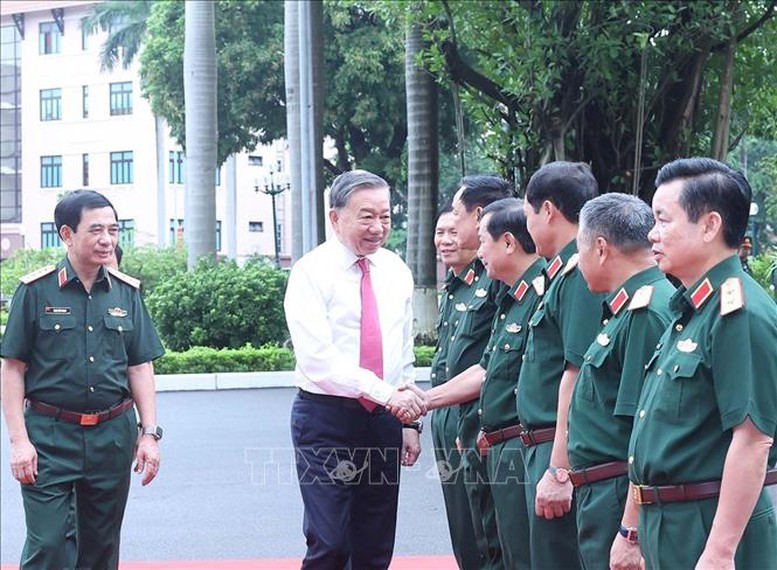 Lãnh đạo Bộ Quốc phòng, Tổng cục Chính trị Quân đội nhân dân Việt Nam đón Tổng Bí thư Tô Lâm. Lãnh đạo Bộ Quốc phòng, Tổng cục Chính trị Quân đội nhân dân Việt Nam đón Tổng Bí thư Tô Lâm.