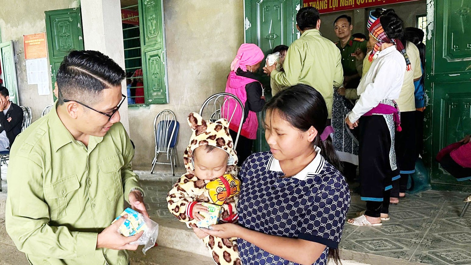 Lãnh đạo xã thăm hỏi, nắm tình hình người dân. lanh-dao-xa-tham-hoi-nam-tinh-hinh-nguoi-dan.jpg
