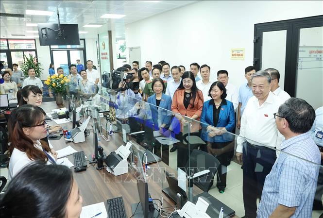 Tổng Bí thư Tô Lâm thăm Trung tâm phục vụ hành chính công phường Đống Đa, Hà Nội. to-lam-6725-12-6668a.jpg