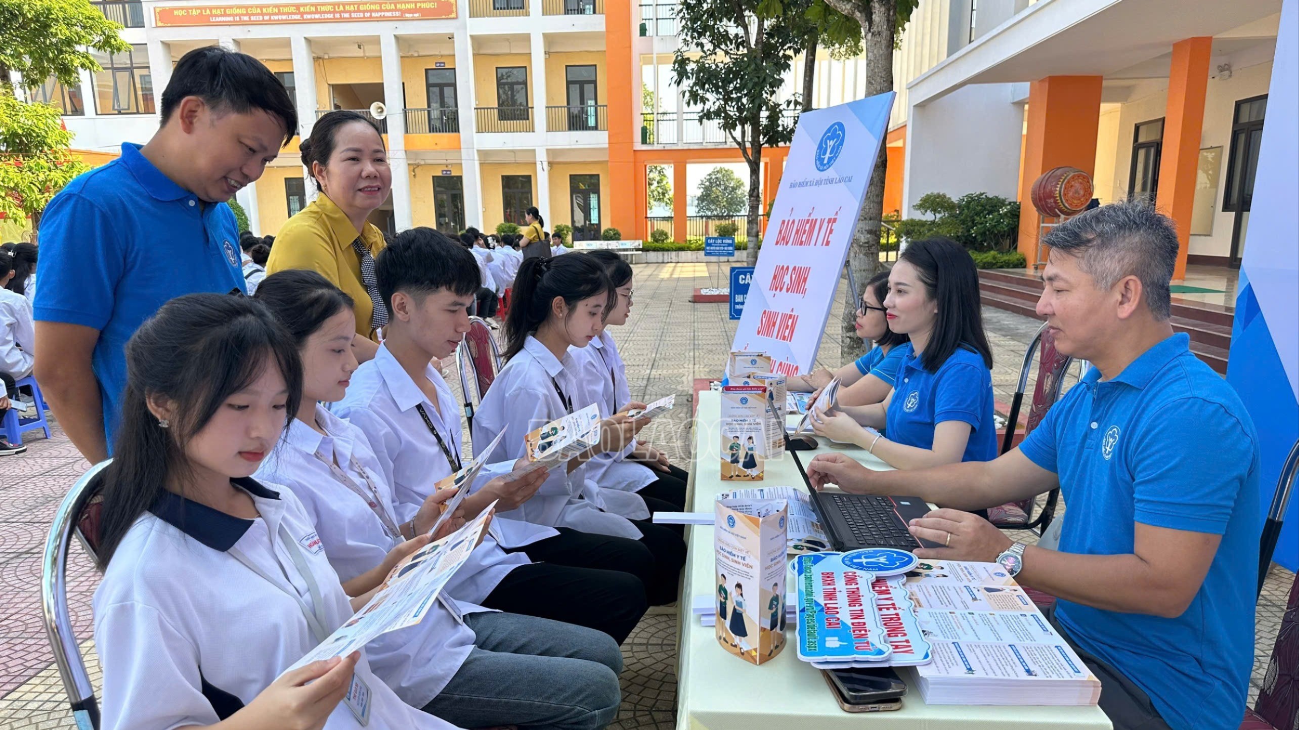 Viên chức BHXH tỉnh Lào Cai trực tiếp tư vấn, giải đáp thắc mắc về chính sách BHYT cho các em học sinh Trường THPT Hoàng Quốc Việt. c-z6988526153635-c0c9e54a472962d3434a2fc04acac637.jpg