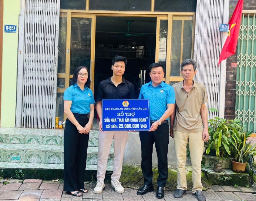 Liên đoàn Lao động phường Lào Cai (tỉnh Lào Cai) trao kinh phí hỗ trợ xây dựng, sửa chữa nhà ở cho đoàn viên khó khăn.