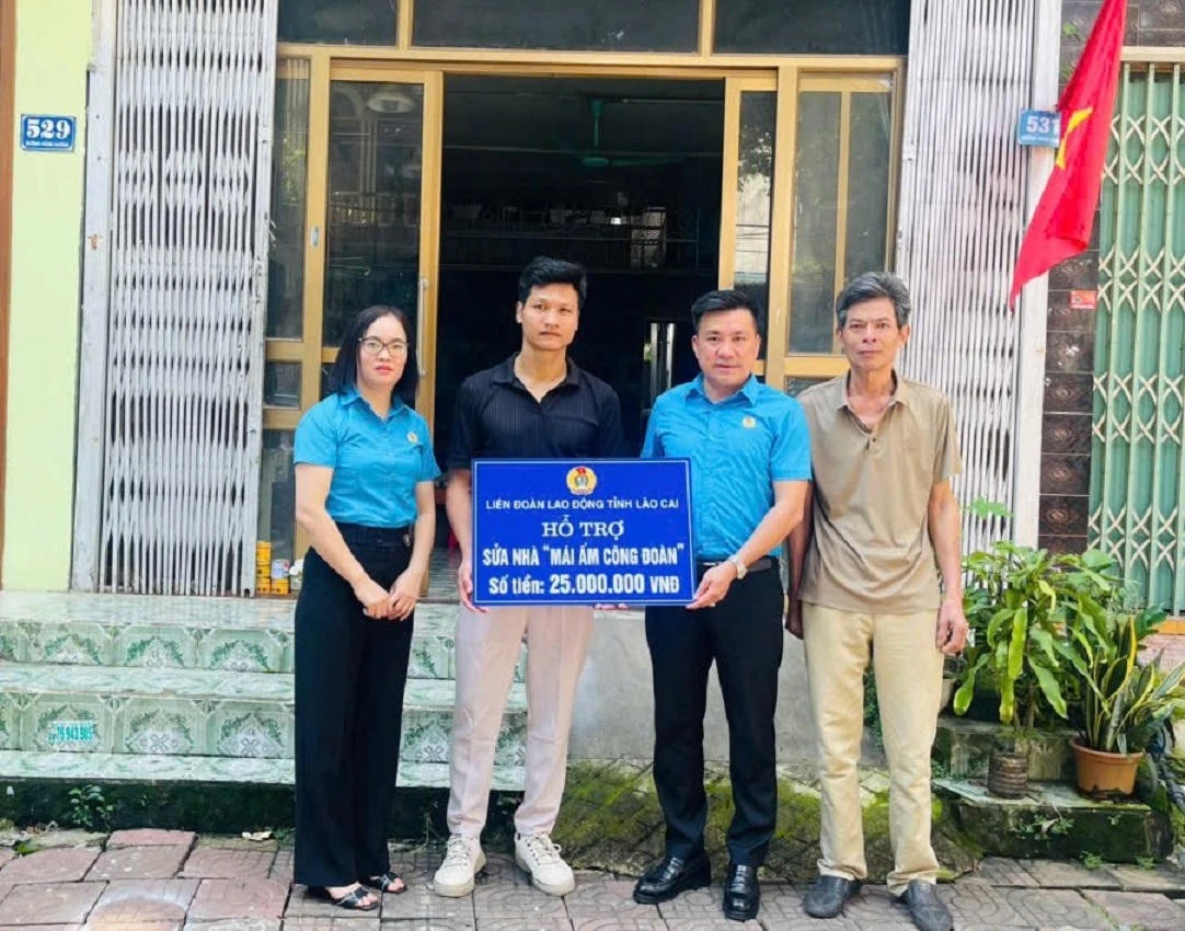 Liên đoàn Lao động phường Lào Cai (tỉnh Lào Cai) trao kinh phí hỗ trợ xây dựng, sửa chữa nhà ở cho đoàn viên khó khăn.