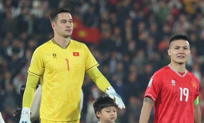 1. Nguyễn Filip. Ở bán kết lượt đi tại Singapore, Đình Triệu gây ấn tượng khi thực hiện 4 pha cứu thua, 3 pha đấm bóng giải nguy và giúp tuyển Việt Nam giữ sạch lưới. Tuy nhiên, thủ môn này vẫn để lại một số tình huống khá bản năng khiến người hâm mộ lo lắng. Trong bối cảnh chơi trên sân nhà và đã có lợi thế tỉ số, HLV Kim Sang-sik hoàn toàn có thể trao cho Nguyễn Filip cơ hội. Thủ môn CLB Công an Hà Nội giàu kinh nghiệm, rất khát khao tiếp tục chiến thắng cùng đội tuyển quốc gia và nhìn chung mang lại sự an tâm nhiều hơn cho đồng đội.