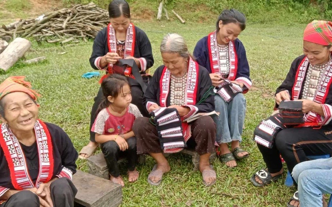 Phụ nữ DTTS gặp nhiều khó khăn trong việc tiếp cận thông tin. Phụ nữ DTTS gặp nhiều khó khăn trong việc tiếp cận thông tin.