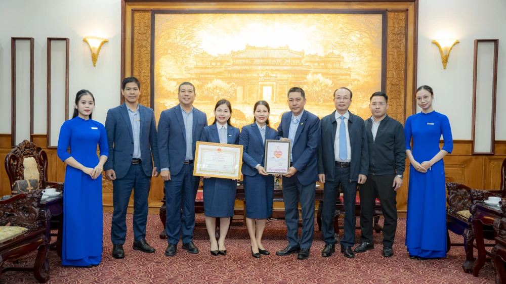 Đại diện Ngân hàng TMCP Quân đội nhận Bằng khen của Chủ tịch UBND thành phố Huế và Chứng nhận “Tấm lòng vàng” của Ủy ban MTTQ Việt Nam TP Huế.