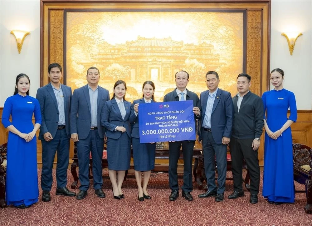 Ngân hàng TMCP Quân đội đóng góp 3 tỷ đồng hỗ trợ thành phố Huế khắc phục hậu quả thiên tai.