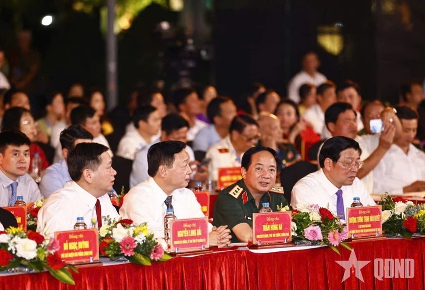 Thượng tướng Trịnh Văn Quyết, Bí thư Trung ương Đảng, Ủy viên Thường vụ Quân ủy Trung ương, Chủ nhiệm Tổng cục Chính trị Quân đội nhân dân Việt Nam và các đại biểu dự tại điểm cầu tỉnh Quảng Trị.