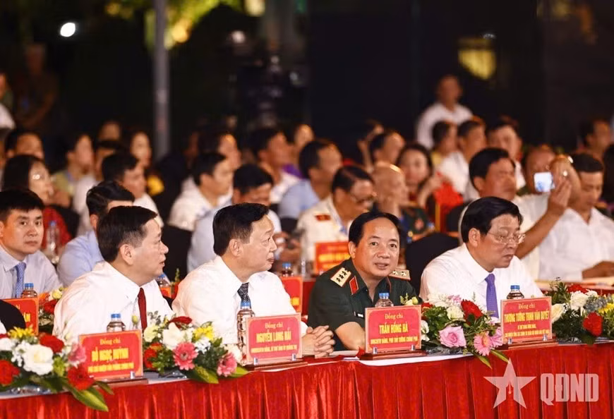 Thượng tướng Trịnh Văn Quyết, Bí thư Trung ương Đảng, Ủy viên Thường vụ Quân ủy Trung ương, Chủ nhiệm Tổng cục Chính trị Quân đội nhân dân Việt Nam và các đại biểu dự tại điểm cầu tỉnh Quảng Trị.