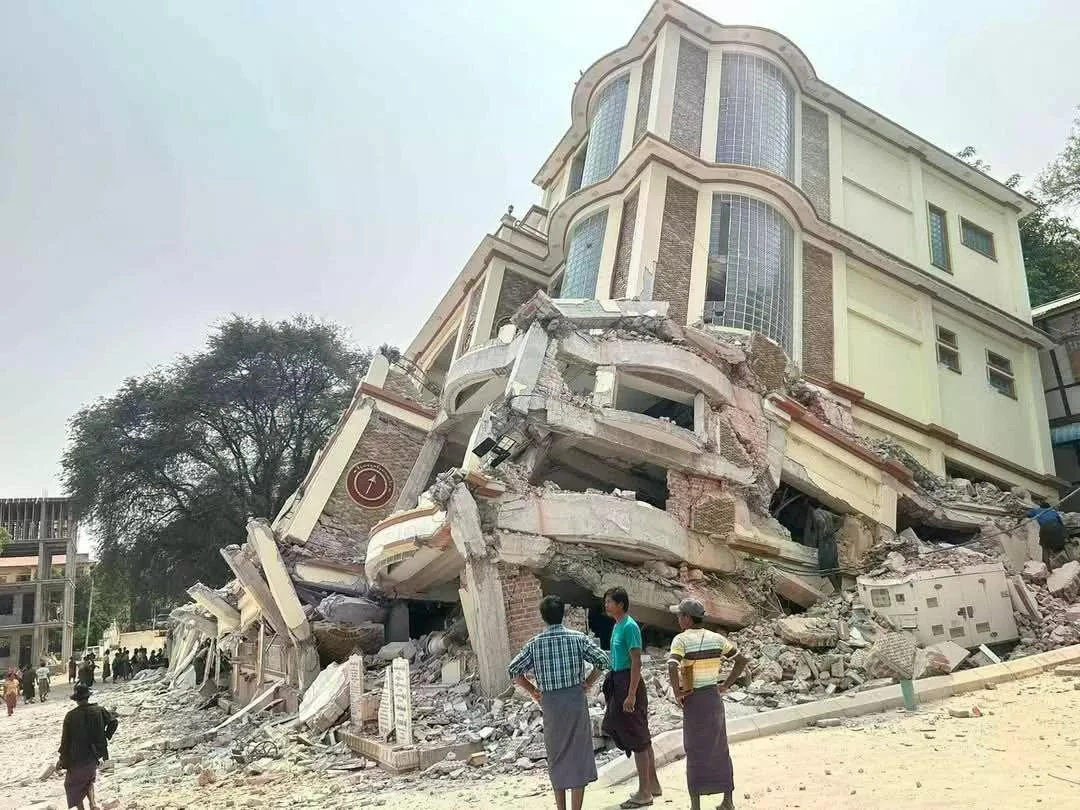 Một tòa nhà ở Myanmar bị hư hại do động đất.