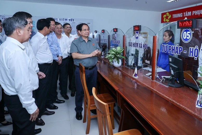 Thủ tướng Chính phủ Phạm Minh Chính kiểm tra việc vận hành Trung tâm phục vụ hành chính công phường Hưng Phú, thành phố Cần Thơ, vào tháng 10/2025.