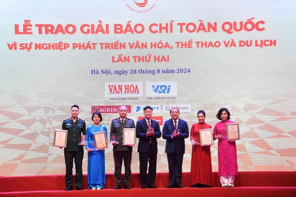 Ban tổ chức tôn vinh các tác giả, nhóm tác giả có tác phẩm xuất sắc trong mùa giải lần thứ hai.