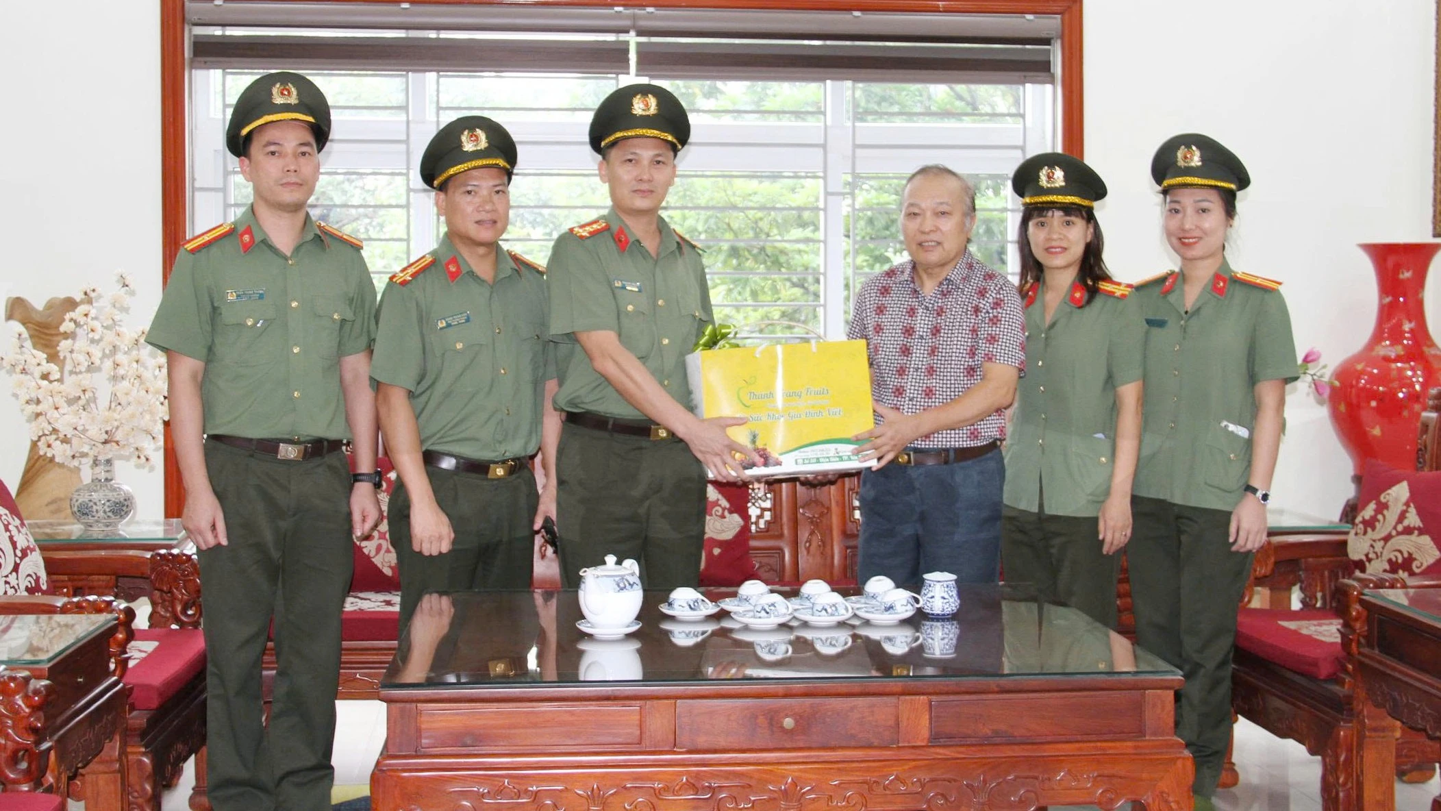 Đại tá Nguyễn Tiến Đỗ, Phó Giám đốc Công an tỉnh thăm, tặng quà đồng chí Đại tá Giàng Ly Pao.