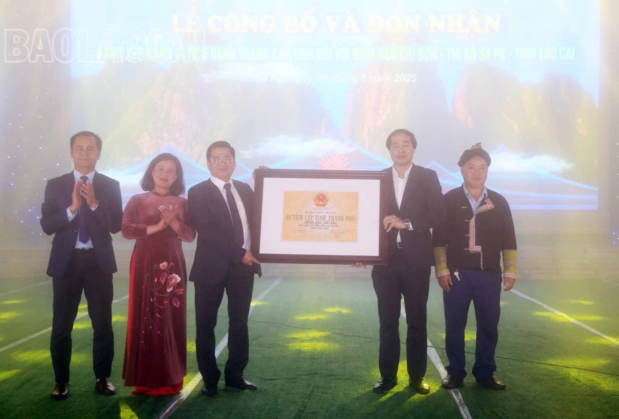 Đồng chí Trịnh Xuân Trường, Bí thư Tỉnh ủy, Chủ tịch UBND tỉnh trao Bằng xếp hạng di tích cấp tỉnh cho danh thắng đỉnh Ngũ Chỉ Sơn. a1-8-728.jpg