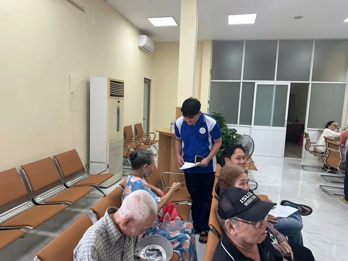 Người cao tuổi được hướng dẫn làm hồ sơ hưởng trợ cấp hưu trí xã hội.