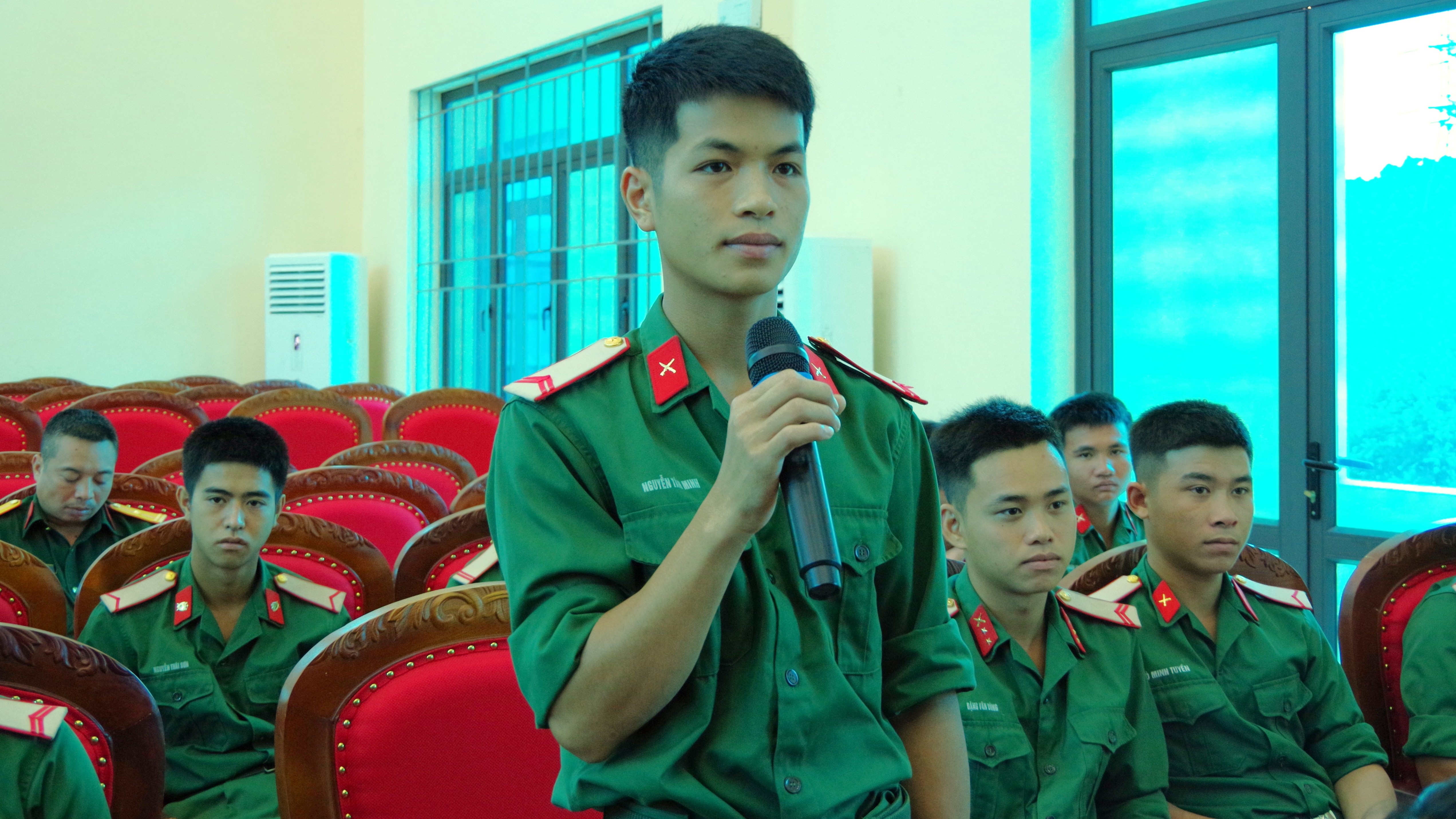 Đại diện cán bộ, chiến sĩ Trung đoàn 121 nêu ý kiến tại buổi sinh hoạt. a3-2.jpg