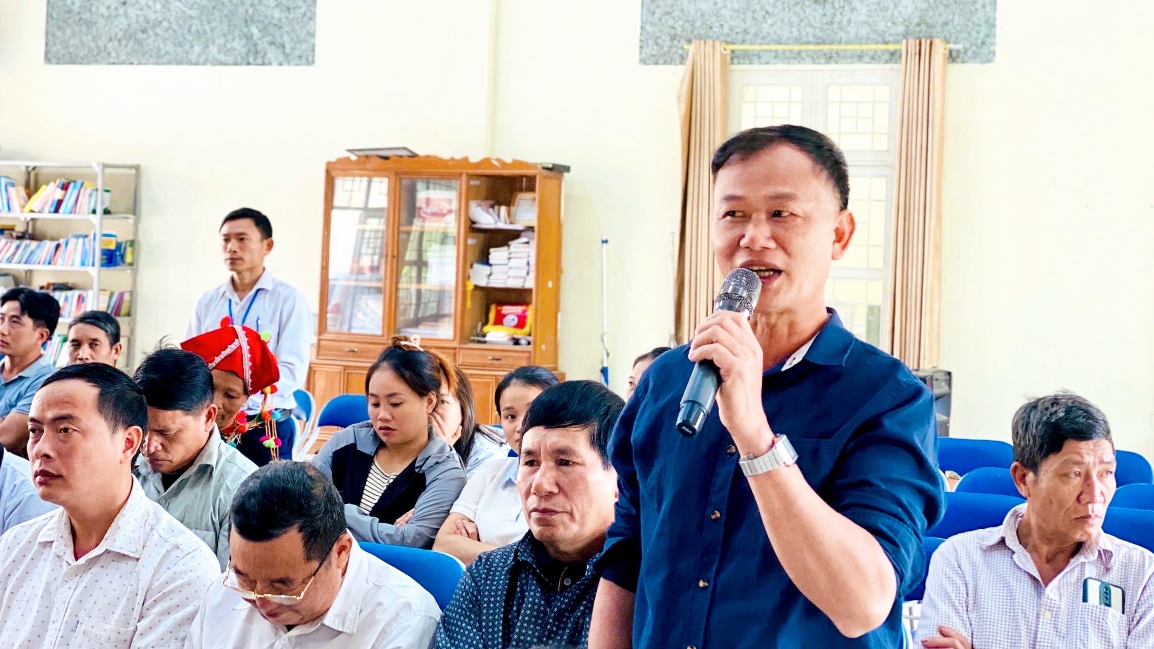 Người dân phát biểu ý kiến, kiến nghị tại buổi đối thoại. nguoi-dan-phat-bieu-y-kien.jpg