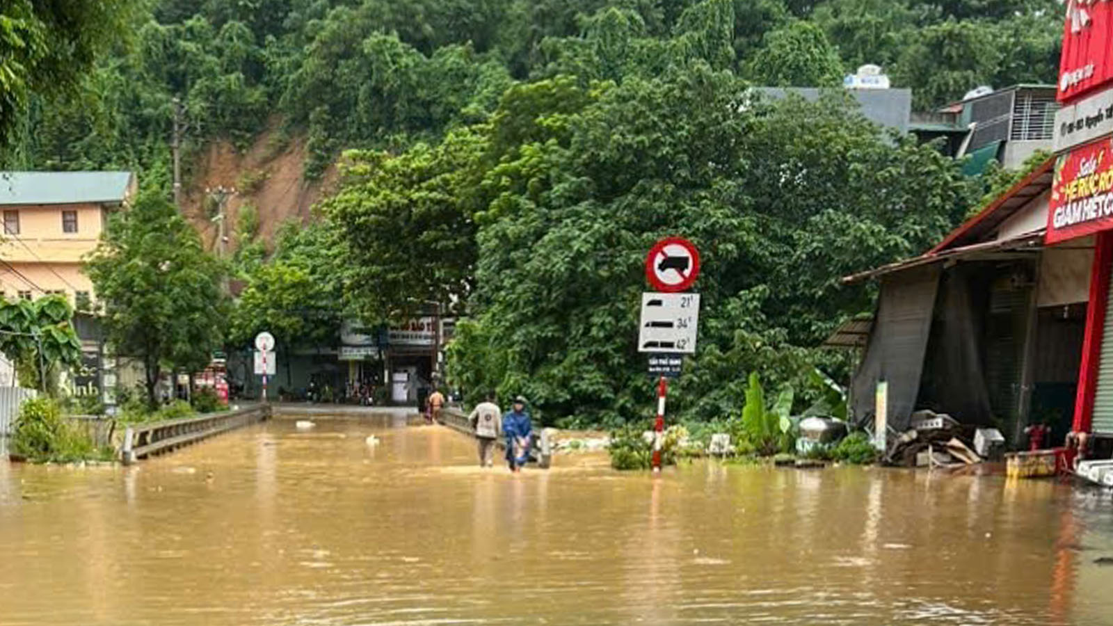 Hoàn lưu bão số 3 năm 2024 gây ngập úng, sạt lở, lũ quét tại nhiều địa phương trong tỉnh. z5811672562178-db21f0f15de9a2c146a59c6bee5fbde4-4043.jpg
