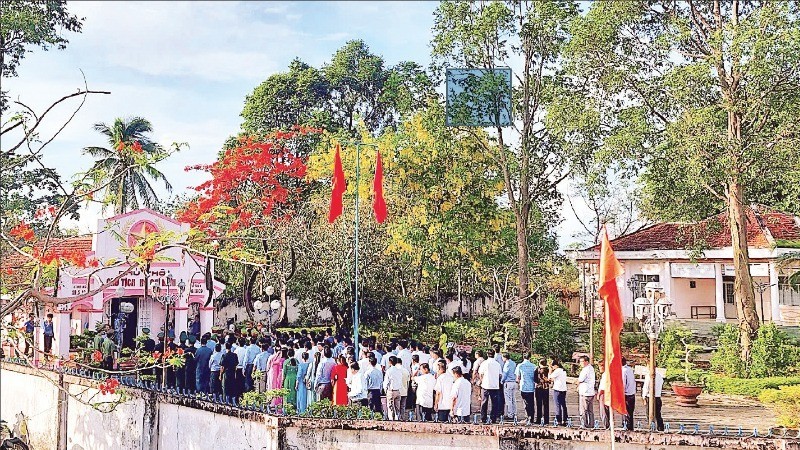 Cán bộ, đảng viên, nhân dân đến viếng, thắp hương tại Phủ thờ Chủ tịch Hồ Chí Minh tại xã Trí Phải, huyện Thới Bình, tỉnh Cà Mau. Cán bộ, đảng viên, nhân dân đến viếng, thắp hương tại Phủ thờ Chủ tịch Hồ Chí Minh tại xã Trí Phải, huyện Thới Bình, tỉnh Cà Mau.