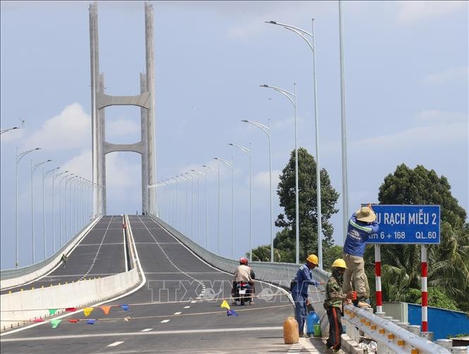 Công nhân đang hoàn tất công đoạn cuối cùng trước khi cầu Rạch Miễu 2 được đưa vào sử dụng. Công nhân đang hoàn tất công đoạn cuối cùng trước khi cầu Rạch Miễu 2 được đưa vào sử dụng.