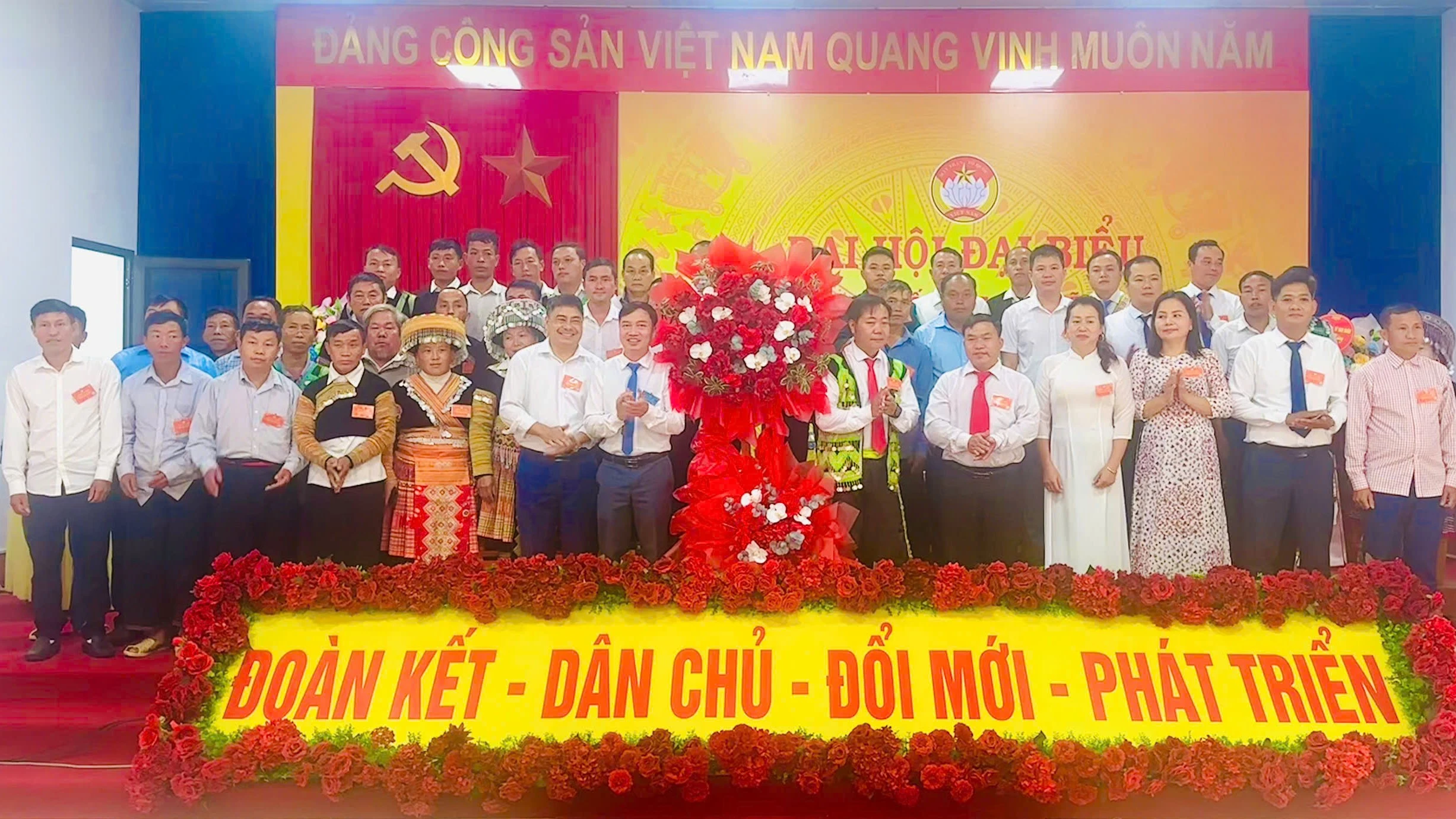 Ủy viên Ủy ban MTTQ xã Trạm Tấu khóa I ra mắt đại hội.