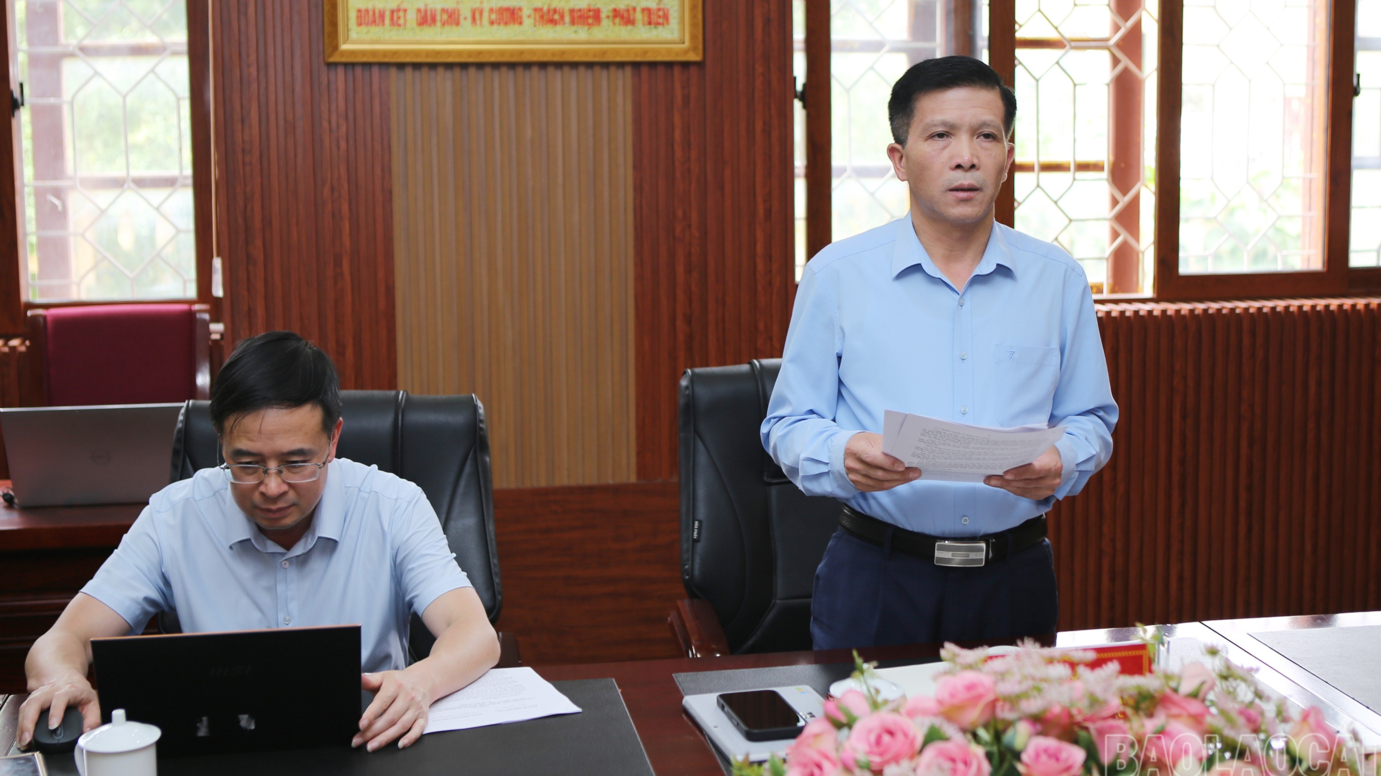 Phó Bí thư Thường trực Đảng ủy phường Sa Pa - Nguyễn Tuấn Anh báo cáo công tác tuyên truyền chào mừng đại hội đảng bộ các cấp. br-sp-2.jpg