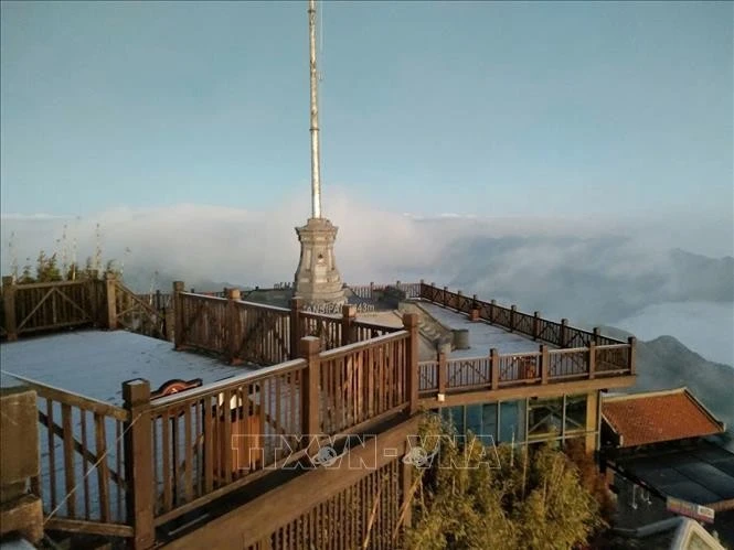 Sương muối phủ trắng khu vực Cột cờ đỉnh Fansipan.