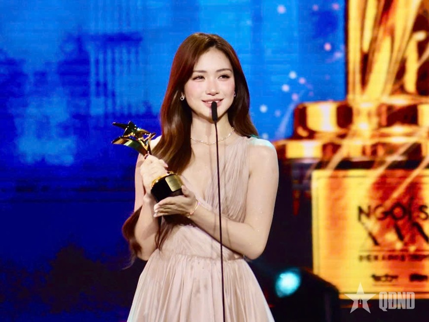 Hòa Minzy hạnh phúc vì kỷ niệm 12 năm làm nghề cô được cầm cúp vàng Ngôi sao xanh 2025. MV "Bắc Bling" của cô giành chiến thắng hạng mục "Video âm nhạc hay nhất".