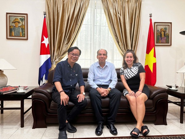Đạo diễn Nguyễn Đức Đệ (VTV) và Adianez Salles (kênh Cubavisión Internacional) cùng Đại sứ Cuba tại Việt Nam.