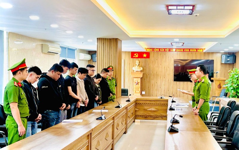 Cơ quan CSĐT Công an TP Đà Nẵng tống đạt quyết định khởi tố thêm nhiều đối tượng trong đường dây rửa tiền.