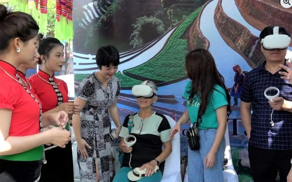 Du khách trải nghiệm du lịch số qua công nghệ thực tế ảo gắn với bảo tồn bản sắc văn hoá dân tộc.