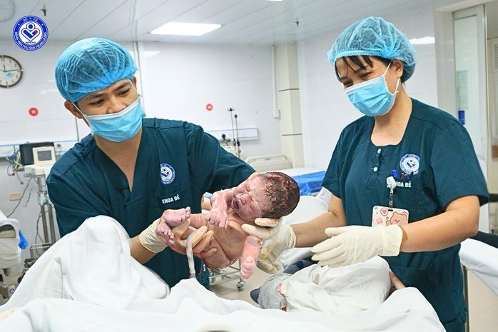 Bác sĩ đỡ đẻ cho sản phụ tại Bệnh viện Phụ sản Trung ương