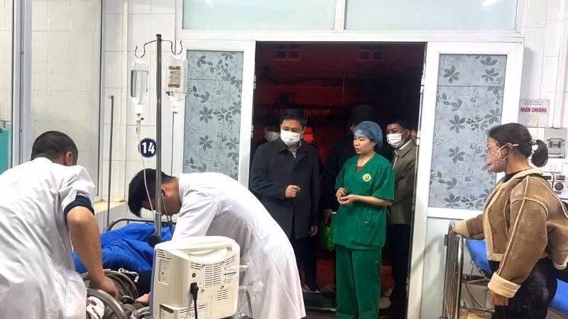 Đồng chí Nguyễn Đình Việt, Phó Bí thư Tỉnh ủy, Chủ tịch Ủy ban nhân dân tỉnh Sơn La trực tiếp thăm hỏi, động viên các gia đình nạn nhân