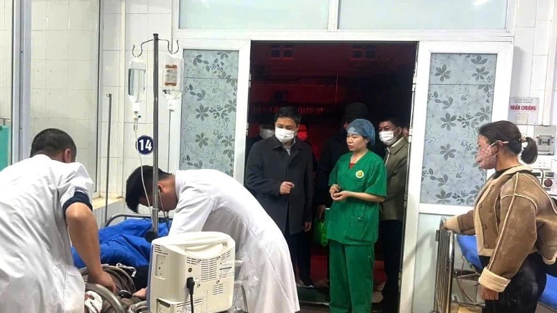 Đồng chí Nguyễn Đình Việt, Phó Bí thư Tỉnh ủy, Chủ tịch Ủy ban nhân dân tỉnh Sơn La trực tiếp thăm hỏi, động viên các gia đình nạn nhân