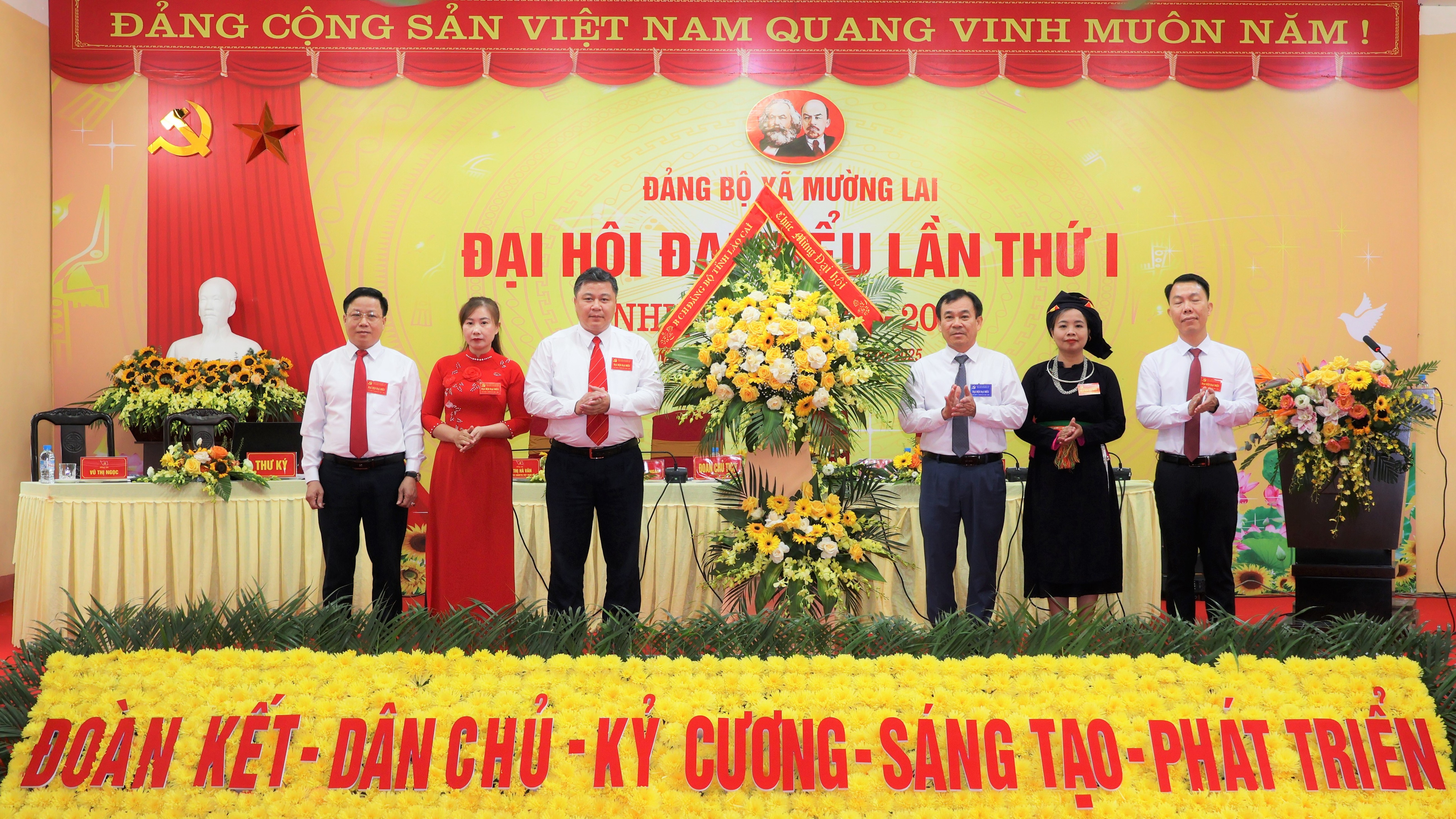Đồng chí Phạm Toàn Thắng, Ủy viên Ban Thường vụ, Trưởng Ban Tổ chức Tỉnh ủy tặng hoa chúc mừng đại hội. dong-chi-pham-toan-thang-tang-lang-hoa-chuc-mung-dai-hoi.jpg
