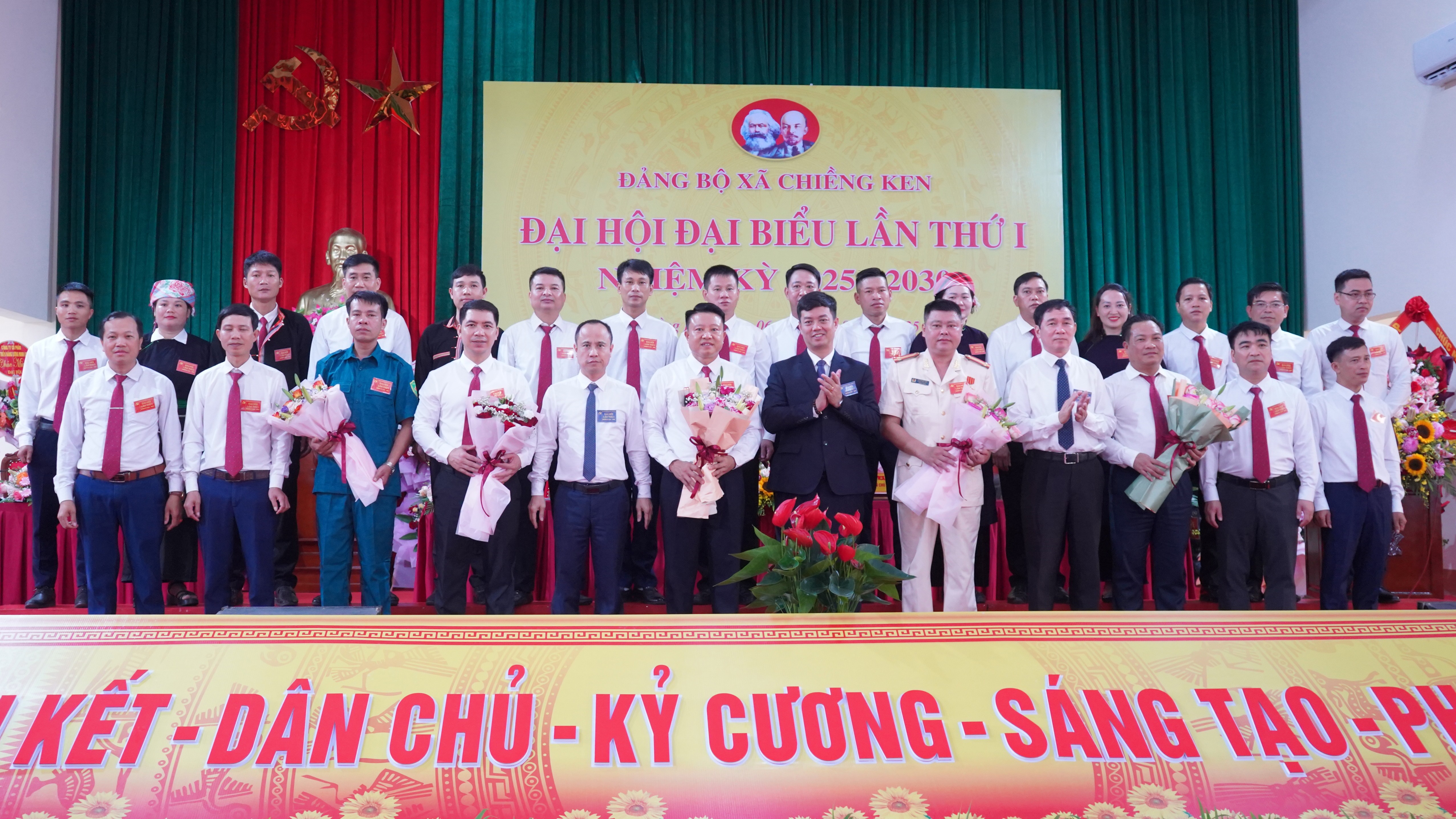 Đồng chí Nguyễn Minh Toàn tặng hoa chúc mừng Ban Chấp hành Đảng bộ xã Chiềng Ken. dong-chi-nguyen-minh-toan-uvbtv-tinh-uy-chu-nhiem-ubkt-tinh-uy-tang-hoa-chuc-mung-bch-khoa-moi-1.jpg
