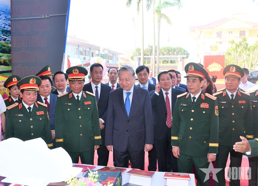 Tổng Bí thư Tô Lâm và các đại biểu tham quan trưng bày, triển lãm 80 năm LLVT Quân khu 4 xây dựng, chiến đấu và trưởng thành. Tổng Bí thư Tô Lâm và các đại biểu tham quan trưng bày, triển lãm 80 năm LLVT Quân khu 4 xây dựng, chiến đấu và trưởng thành.