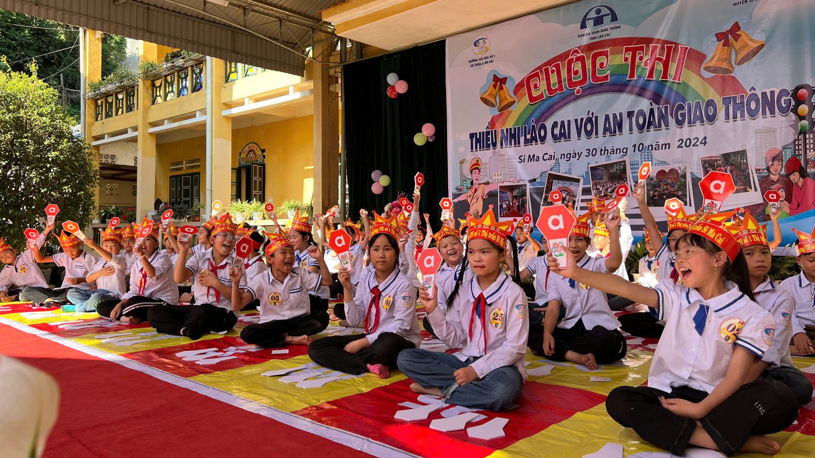 Các em học sinh tham gia phần thi rung chuông vàng. cac-em-hoc-sinh-tham-gia-phan-thi-rung-chuong-vang.jpg
