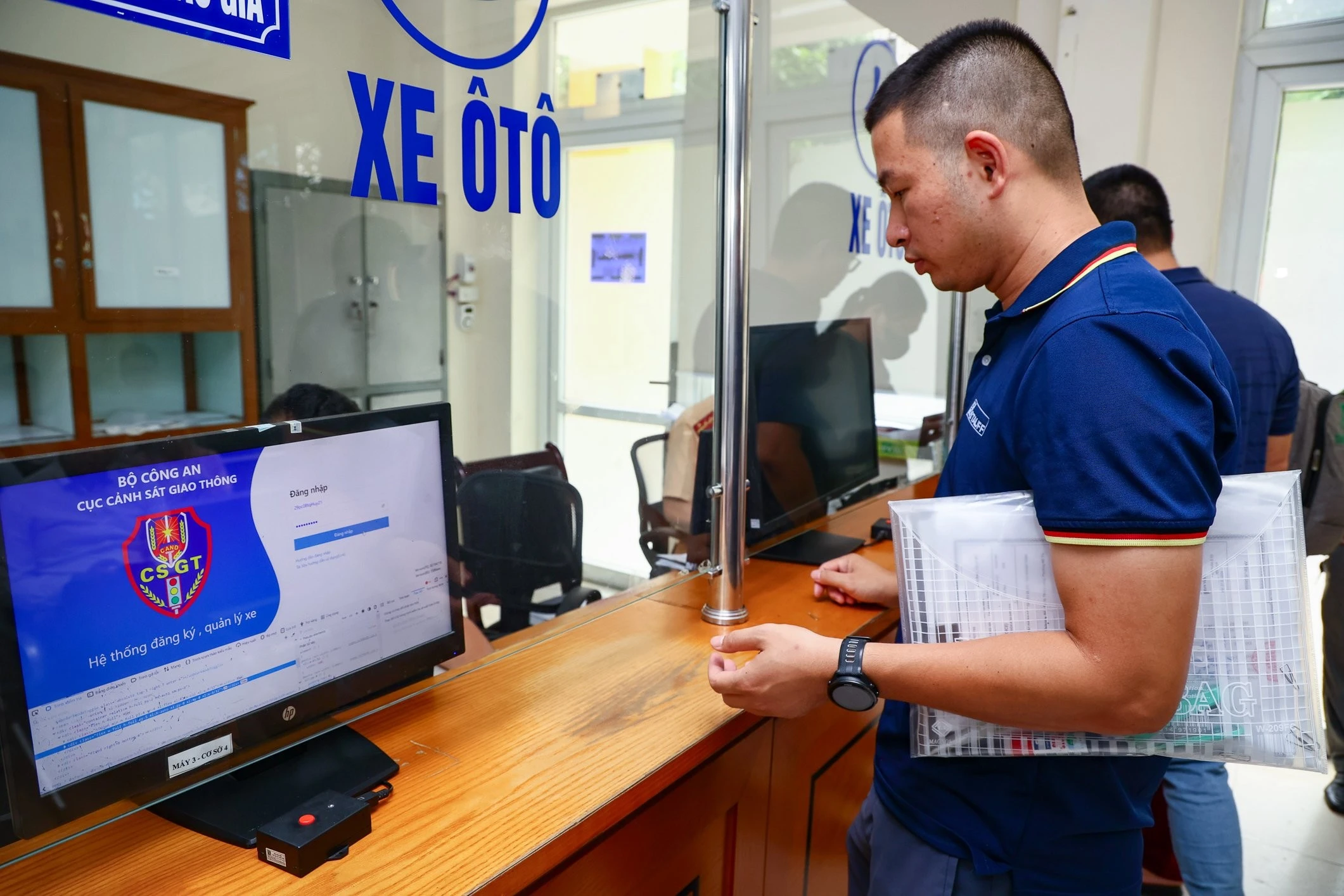 Người dân được khuyến cáo nên thực hiện cấp, đổi giấy phép lái xe trực tuyến vì những tiện lợi mà dịch vụ này mang lại thay vì phải đến làm việc trực tiếp tại cơ quan chức năng.