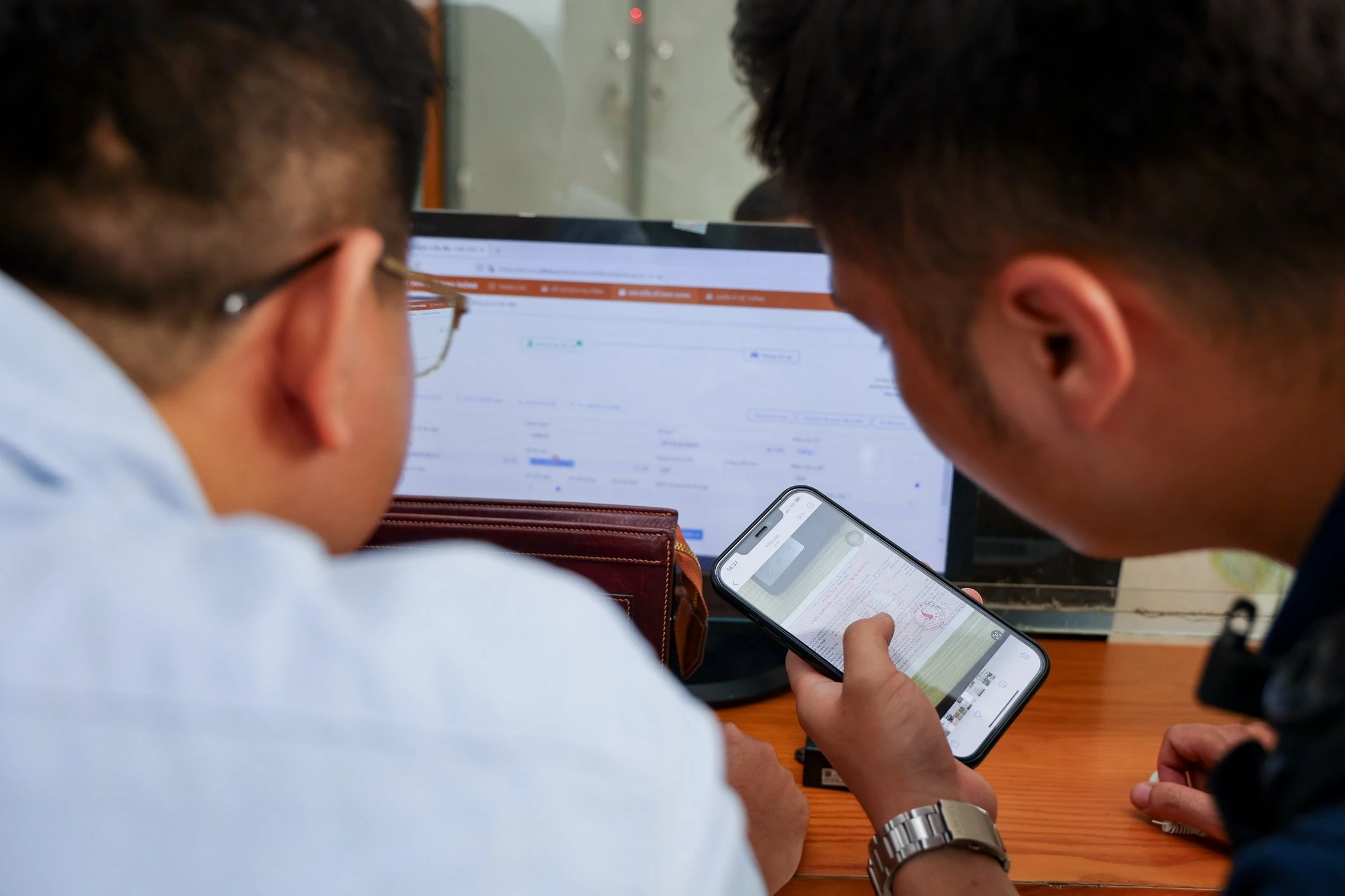 Đa phần việc cấp, đổi giấy phép lái xe đều có thể thực hiện online, chỉ cần người dân chuẩn bị đầy đủ giấy tờ thì hoàn toàn có thể ngồi nhà đợi giấy phép lái xe được chuyển đến.