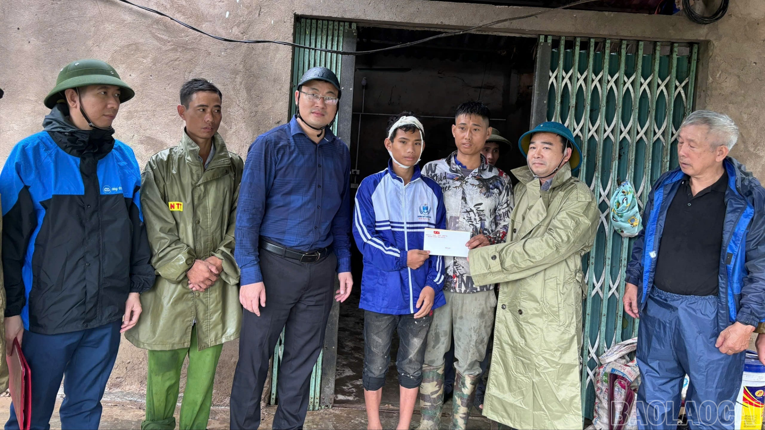 Xã Hợp Thành tặng quà gia đình có người bị thương do mưa lũ. baolaocai-br_z7064840614483-5c7e92c48c21fecdf642b330106bd1d1.jpg