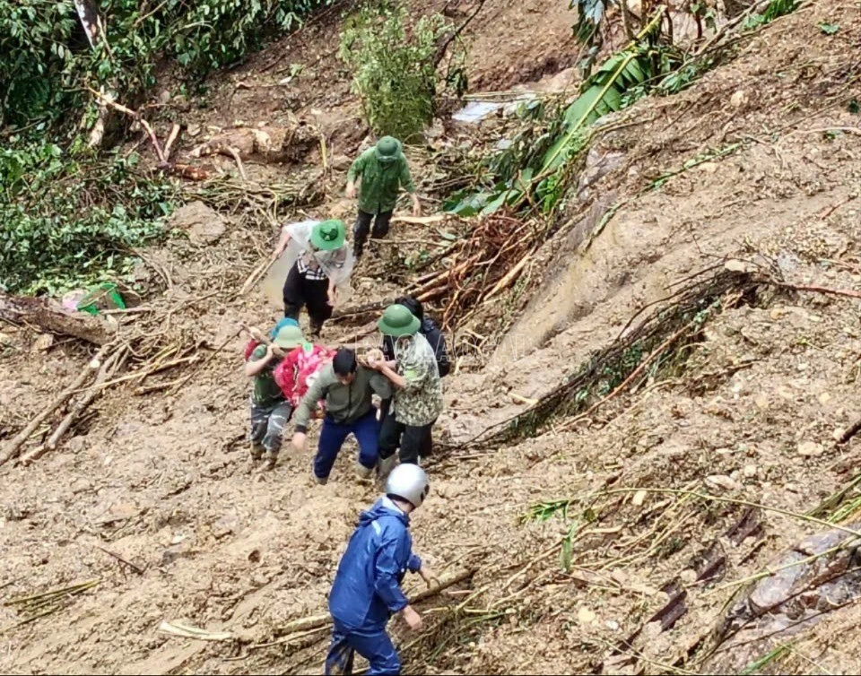 Thi thể nạn nhân được tìm thấy và đưa ra khỏi bãi đất đá sạt lở.