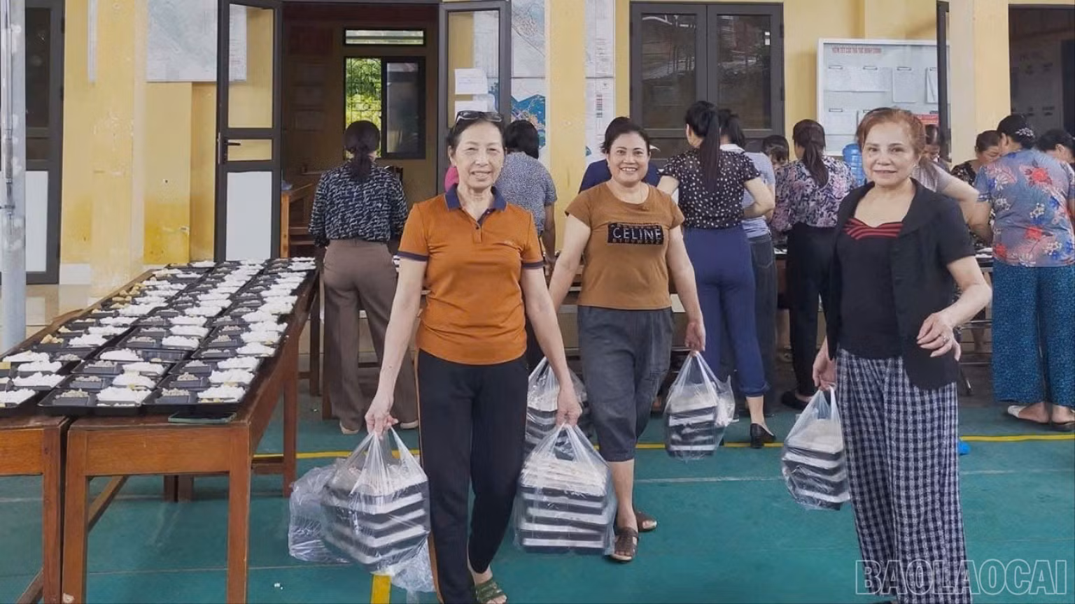 Những suất ăn sẽ được trao tận tay người dân vùng lũ, góp phần động viên và sẻ chia trong lúc khó khăn, hoạn nạn.