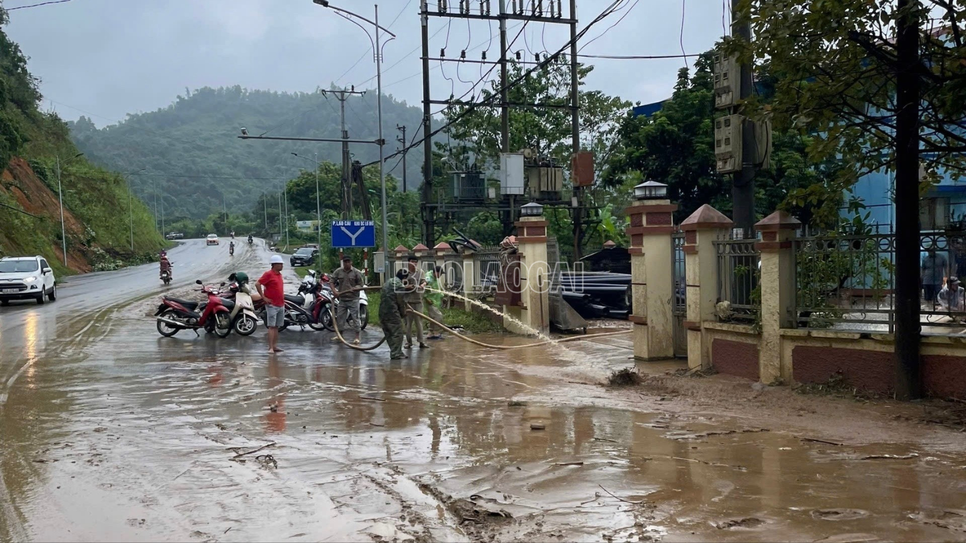 Công nhân Nhà máy nước Lào Cai nỗ lực xử lý cát, bùn tràn vào trạm bơm nước Cốc San để cấp cho người dân.