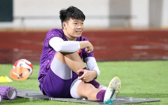 3. Nguyễn Thành Chung. Ở bán kết lượt về, việc đảm bảo mành lưới là vô cùng quan trọng khi chúng ta đã có lợi thế 2 bàn. Vì thế, hàng thủ với những trung vệ như Thành Chung sẽ gánh vác nhiệm vụ vô hiệu hóa các chân sút Singapore. Ở lượt đi, Thanh Chung là một trong những cầu thủ chơi tốt nhất, được SofaScore chấm 7 điểm. Nếu tục duy trì phong độ đó, trung vệ này sẽ cùng đội tuyển Việt Nam tiến thẳng vào chung kết.