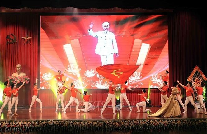 Chương trình văn nghệ chào mừng. Chương trình văn nghệ chào mừng.