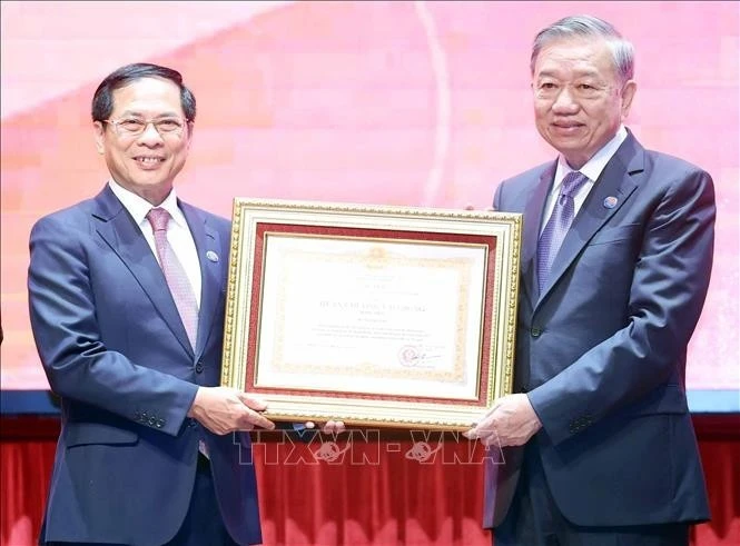 Tổng Bí thư Tô Lâm trao tặng Huân chương Lao động Hạng nhất cho Bộ Ngoại giao.