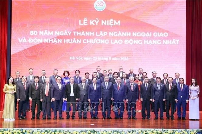 Tổng Bí thư Tô Lâm, các đồng chí lãnh đạo, nguyên lãnh đạo Đảng, Nhà nước và các đại biểu dự Lễ kỷ niệm.