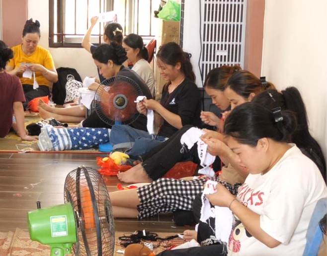 Phụ nữ Làng Nủ có thu nhập ổn định từ nghề thêu. p157394800-12-46-24still004.jpg